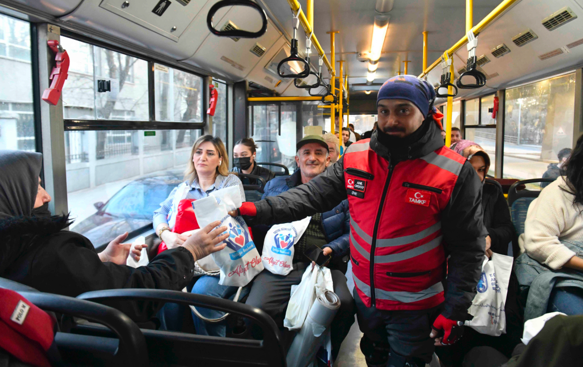 Başkentte iftara yetişemeyen vatandaşlara motokuryelerle kumanya dağıtılıyor